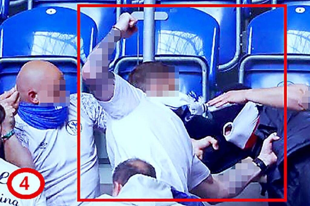 Die Polizei sucht nach gewalttätigen Auseinandersetzungen nach 69 Tatverdächtigen. Die beiden Verdächtigen auf diesem Bild sind bereits ermittelt. Die Polizei sucht nach gewalttätigen Auseinandersetzungen nach 69 Tatverdächtigen. Die beiden Verdächtigen auf diesem Bild sind bereits ermittelt.