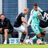 Philipp Hanke (2.v.l) im Zweikampf mit Max Kruse
