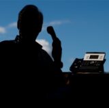 Die Silhouette eines Mannes, der am Telefon spricht, ist zu sehen.