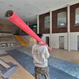 Im Anbau der Schillerschule in Unna-Massen läuft ein Bauarbeiter durch die Pausen- und Veranstaltungshalle.