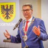Der Dortmunder Oberbürgermeister Thomas Westphal steht bei einer Rede an einem Pult.