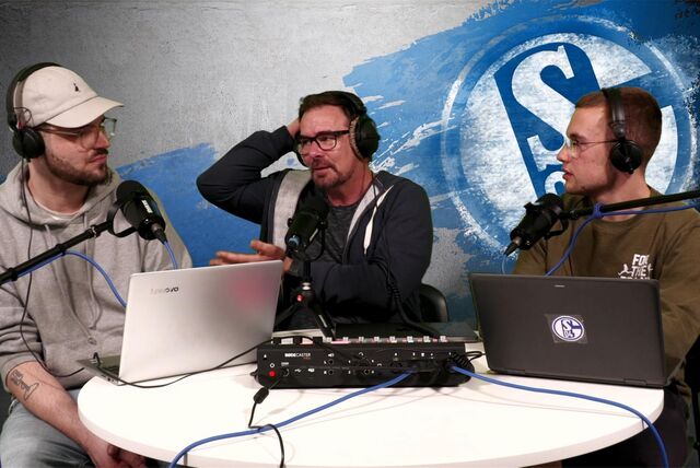 Schalke-Reporter Tim Kühnel, Nico Keßeboom und René Preuß in der neusten Episode des „Schalke-Pottcast“.