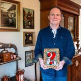 Michael Rewitzer aus Marl hält ein Hochzeitsfoto seiner Schwester Brigitte, die er bislang nie kennenlernte, in den Händen.