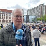 Oliver Volmerich steht auf der Demo.