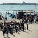 Eine Gruppe von Touristen vor dem Dogenpalast im Zentrum von Venedig