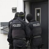 Polizisten durchsuchten Wohnungen und Häuser im Rahmen einer Razzia gegen Schleuserkriminalität.