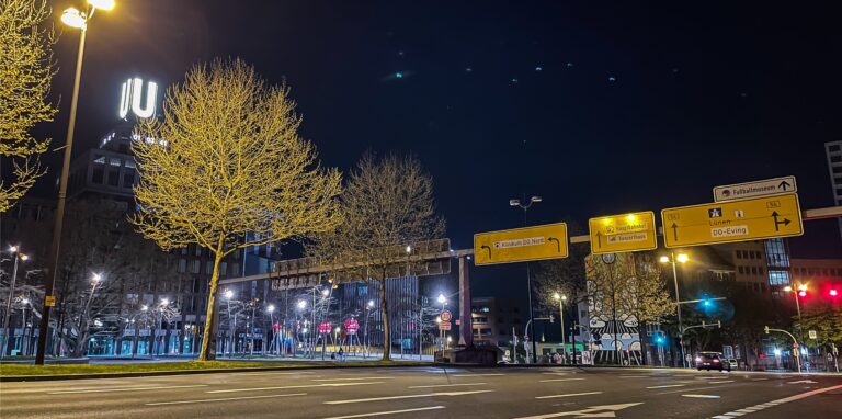 Niemand hier, alle zuhause: So wie am Samstagabend sah es auch von Montag auf Dienstag an exakt dieser Stelle am Wall aus.
