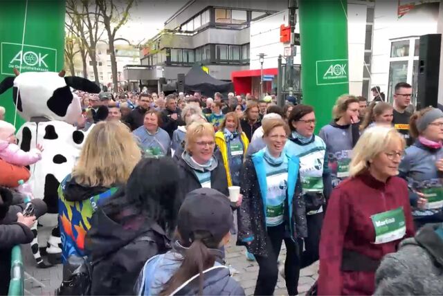 Freudig liefen die Läuferinnen und Läufer über die Startlinie.