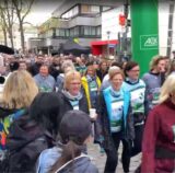 Freudig liefen die Läuferinnen und Läufer über die Startlinie.