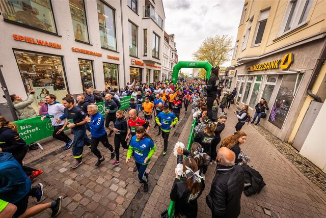 Läuferinnen und Läufer laufen beim AOK-Firmenlauf 2024 in Unna durch die Fußgängerzone