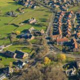 Die Kreutzkamp-Kreuzung in Cappenberg: Wo der Cappenberger Damm eine 90-Grad-Kurve macht und die Borker Straße einmündet, liegen links auf dem nur luftig bebauten Grundstück die beiden langgezogenen Kreutzkamp-Gebäude: vorne die Wirtschaft, hinten das Hotel. Das Hotel wird auf jeden Fall abgerissen werden. Rundum wollen die Volksbank Selm-Bork und die Ebrecht Immobilien GmbH insgesamt fünf Mehrfamilienhäuser bauen. Die Meinungen in der Politik gehen darüber auseinander.