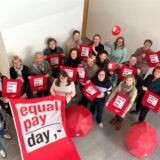 Die Gleichstellungsbeauftragten der Städte und Gemeinden im Kreis Unna zeigen Plakate zum Equal-Pay-Day.