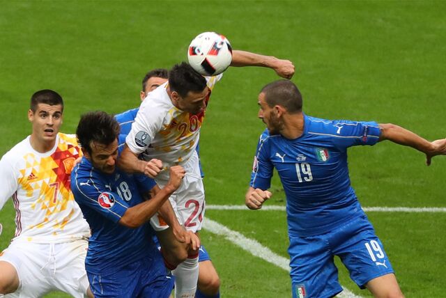 Mehrere Fußballer kämpfen um den Ball.