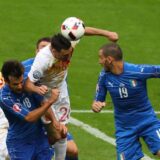 Mehrere Fußballer kämpfen um den Ball.