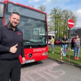 Werbung für den Beruf bei der „Aktionswoche Busfahrer“ im Münsterland im April: Fahrlehrer Frank Gebing begleitete im Kreis Coesfeld die Interessierten bei ihrer ersten Fahrt im Bus.
