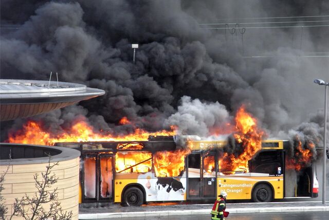 5. März 2012: Am Busbahnhof Unna brennt ein Bus.