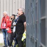 Imdat Acar lehnt sich an den Ballzaun und schaut dem Geschehen auf dem Kunstrasen zu.