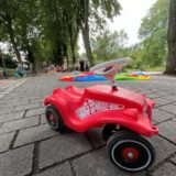 Ein Bobbycar steht auf der Allee in Holzwickede.