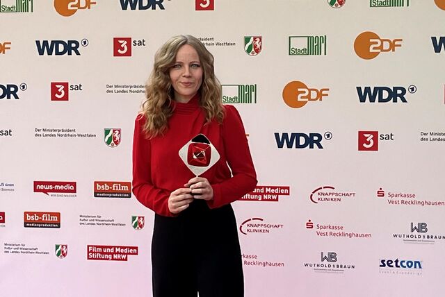 Sarah Bosetti ist Gastgeberin ihrer eigenen Late-Night-Show bei 3sat und bekommt in Marl den Grimme-Preis in der Kategorie „Unterhaltung“.