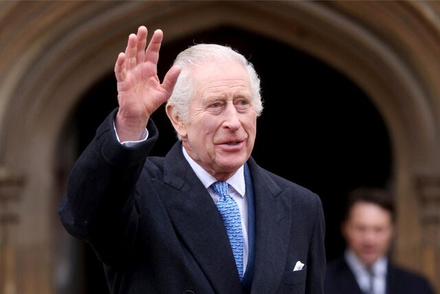 König Charles III winkt