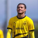 Paris Brunner schaut zur Seite.