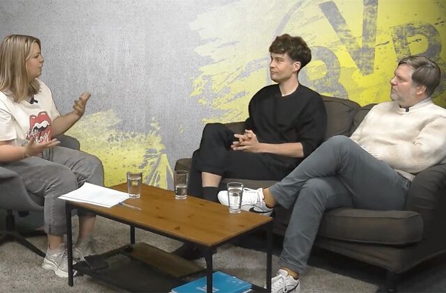 Moderatorin Katja Wehrland, Marian Laske (BVB-Reporter bei der Funke Mediengruppe) und Thomas Schulzke (Leiter des BVB-Teams der Ruhr Nachrichten) diskutieren über den BVB.