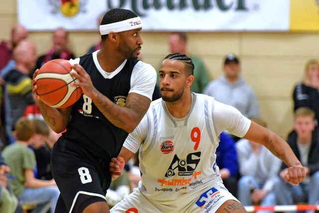 Bryant Allen schützt den Ball gegen Manuel Bojang