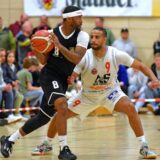 Bryant Allen schützt den Ball gegen Manuel Bojang
