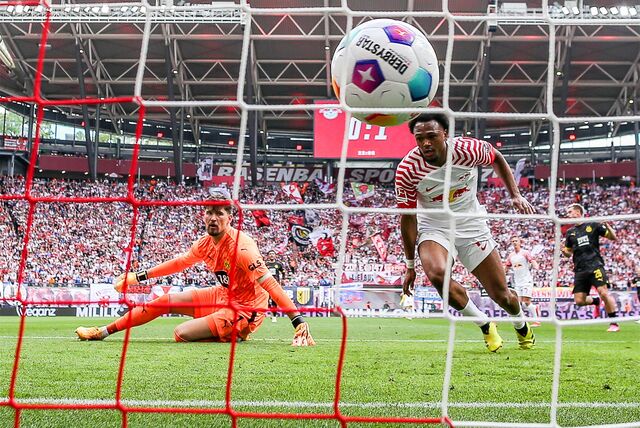 Der Ball schlägt im Dortmunder Tor ein.