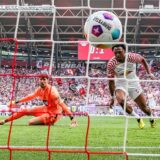 Der Ball schlägt im Dortmunder Tor ein.