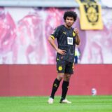 Karim Adeyemi schaut zur Seite.