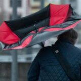 Mann mit Regenschirm.