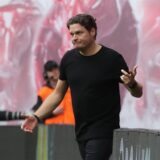 Edin Terzic streckt fragend sein Arme aus.