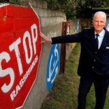 Manfred Blunk, Leiter der Autobahnpolizei Kamen, vor einem Stopp-Schild mit der Aufschrift „Stop Rassismus“
