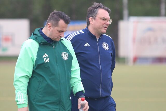 Spielszene.Die Mannschaft von Benjamin Hartlieb (r.) und Damian Grauer kam beim SV Westfalia Soest nicht über ein 0:0 hinaus.