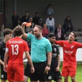 Ein Spieler des FC Iserlohn bekommt vom Schiedsrichter die Rote Karte gezeigt.