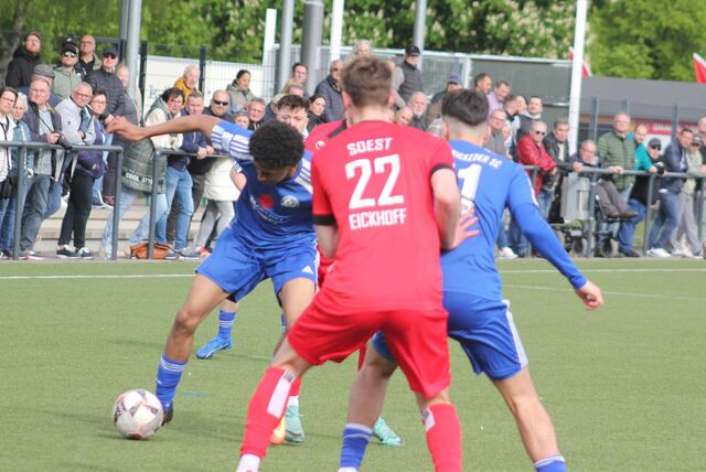 Dylan Pires (l.) im Gewusel. Mit dem HSC kam er nicht über ein 0:0 in Soest hinaus.