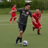 Talhar Akar vom TSC Kamen wird von einem FC TuRa Bergkamen II Spieler ins Visier genommen.