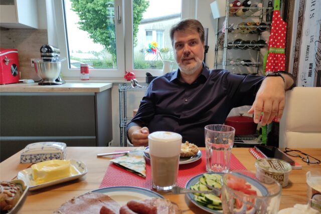 Michael Thews sitzt am Frühstückstisch in der Küche seiner Doppelhaushälfte in Lünen-Brambauer: „Ich mag Deftiges und danach Süßes.“