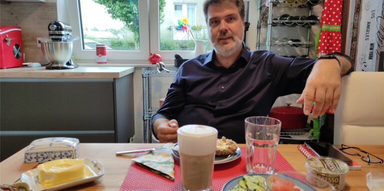 Michael Thews sitzt am Frühstückstisch in der Küche seiner Doppelhaushälfte in Lünen-Brambauer: „Ich mag Deftiges und danach Süßes.“