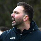 Der neue Werner SC-Trainer Sven Pahnreck dirigiert vom Spielfeldrand.