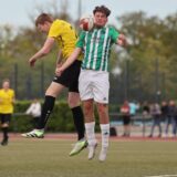 Luca Lampkowski im Kopfballduell.