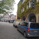 der Wagen des Unnaer Ordnungsamtes und der Marktleiterin parken hintereinander am oberen Ende der Wasserstraße in Unna, also bereits in der Fußgängerzone.