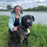 Hund Buddy und Katharina Woisczyk-Sieloff am Datteln-Hamm-Kanal in Bergkamen.