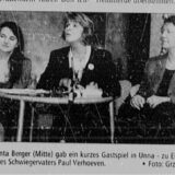 Die Schauspielerin Senta Berger in der Mitte des Archivbildes von Juni 2001 sitzt an einem Tisch und spricht zum Publikum.