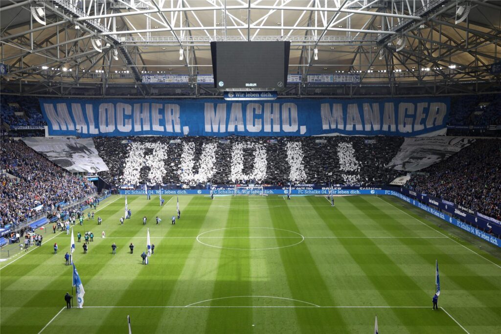 Diese Choreografie für den verstorbenen Rudi Assauer in der Veltins-Arena erzeugte Gänsehautmomente. Diese Choreografie für den verstorbenen Rudi Assauer in der Veltins-Arena erzeugte Gänsehautmomente.