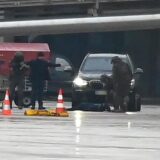 Ein Mann liegt auf dem Flughafen auf dem Boden, umringt von Polizeikräften (Screenshot vom Video). Ein bewaffneter Mann hatte auf dem Airport seine vierjährige Tochter in seiner Gewalt gehalten.