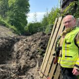 Feuerwehr-Einsatzleiter Andreas von Keitz an der Stelle neben der A1, an der Gas aus einem Lecke in der Leitung austrat.