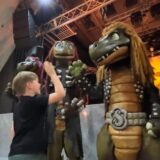 Eine Heavy-Metal-Band bestehend aus Dinos: Die Show „Heavysaurus“ begeisterte Kinder in Unna.