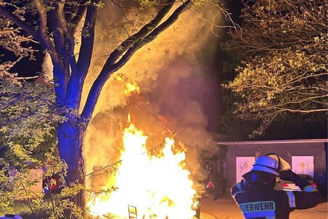 An der Goethestraße in Bergkamen brannte ein großer Sperrmüllhaufen bei Eintreffen der Feuerwehr in voller Ausdehnung.